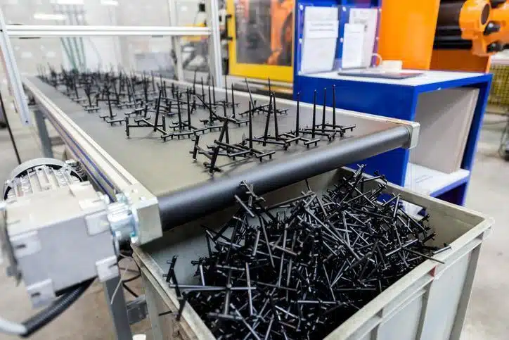 elementy plastikowe taśma produkcyjna