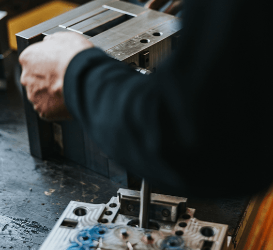 Ustawianie formy wtryskowej na stanowisku produkcyjnym