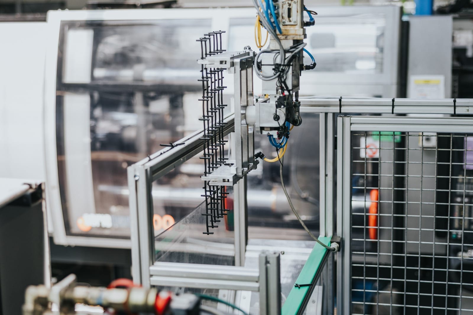 Robot przemysłowy obsługujący linię produkcji elementów z tworzyw sztucznych