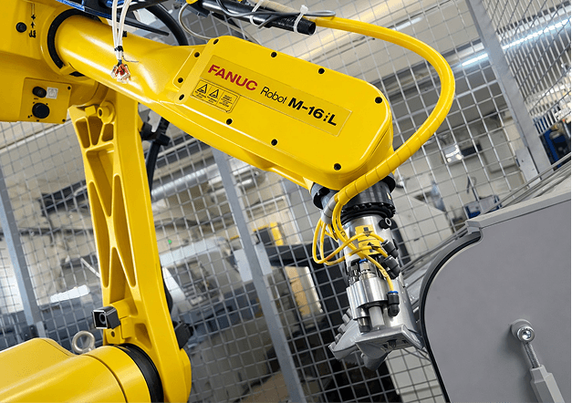Robot przemysłowy obsługujący linię produkcji komponentów z tworzyw