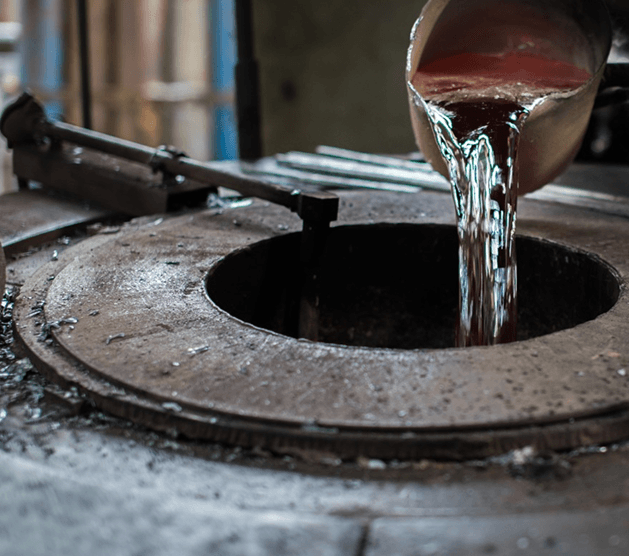 Proces odlewania metalu w formie przemysłowej podczas produkcji komponentów